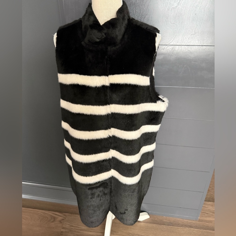 Chico’s Black label Faux Fur Vest sz 2 black & White